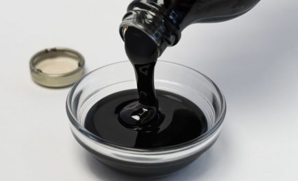 Molasses photo, showing the liquid and dark color.